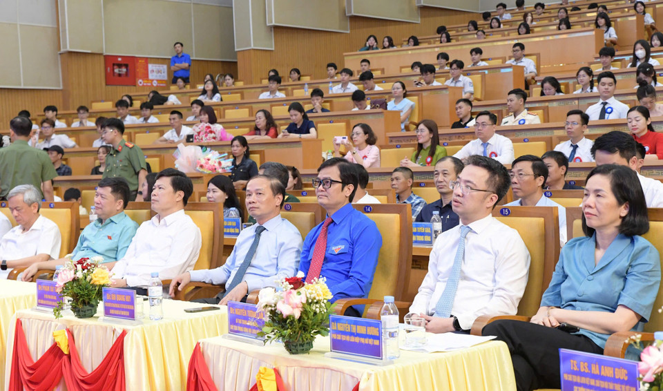 Sáng nay, 10/05, tại tỉnh Hưng Yên, Trung ương Hội Thầy thuốc trẻ Việt Nam (thuộc Hội Liên hiệp Thanh niên Việt Nam) tổ chức Lễ ra quân Hành trình Thầy thuốc trẻ làm theo lời Bác, tình nguyện vì sức khỏe cộng đồng năm 2025. (Ảnh: PV/Vietnam+)