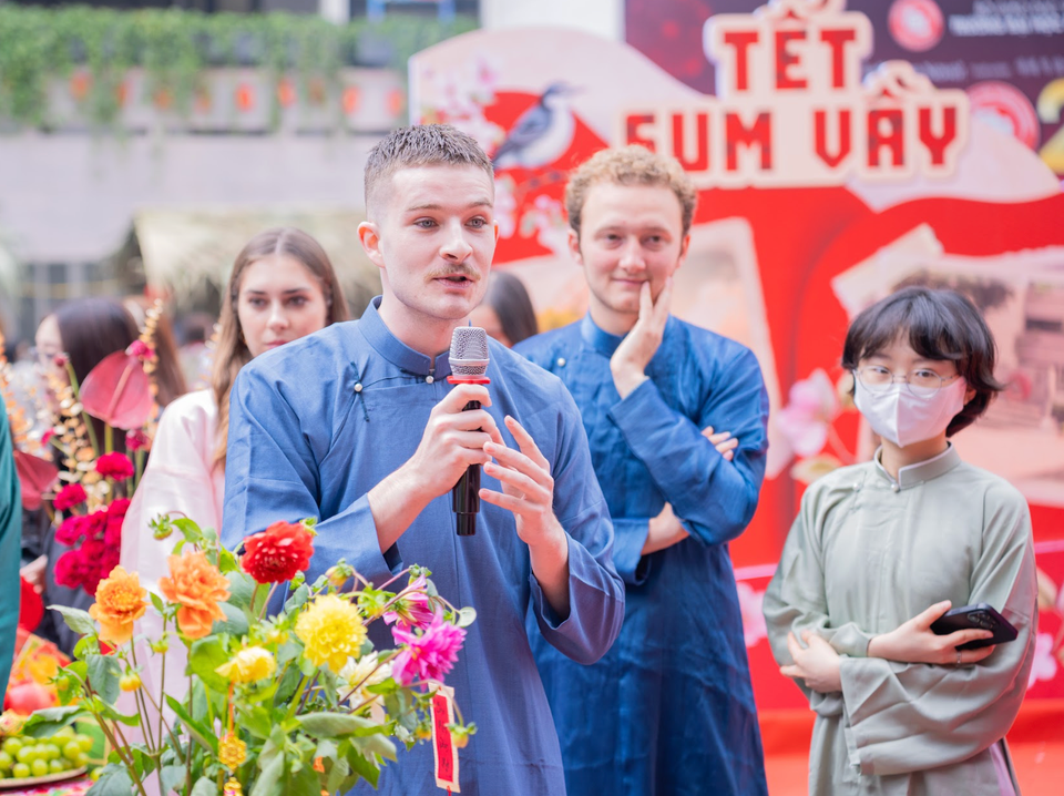 ... và thuyết trình cho phần thi của đội mình trước ban giám khảo là giảng viên, ban giám hiệu nhà trường. (Ảnh: PV/Vietnam+)