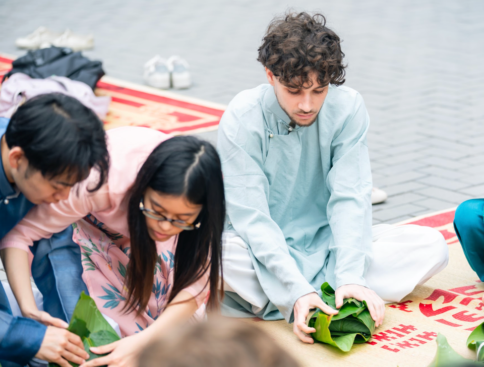 Trong đó công đoạn buộc lạt luôn là phần khó nhất và thường phải nhờ đến sự hỗ trợ từ đồng đội. (Ảnh: PV/Vietnam+)