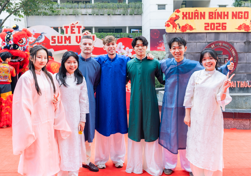 Với nhiều sinh viên, đây là lần đầu tiên có cơ hội được mặc áo dài truyền thống của người Việt. (Ảnh: PV/Vietnam+)