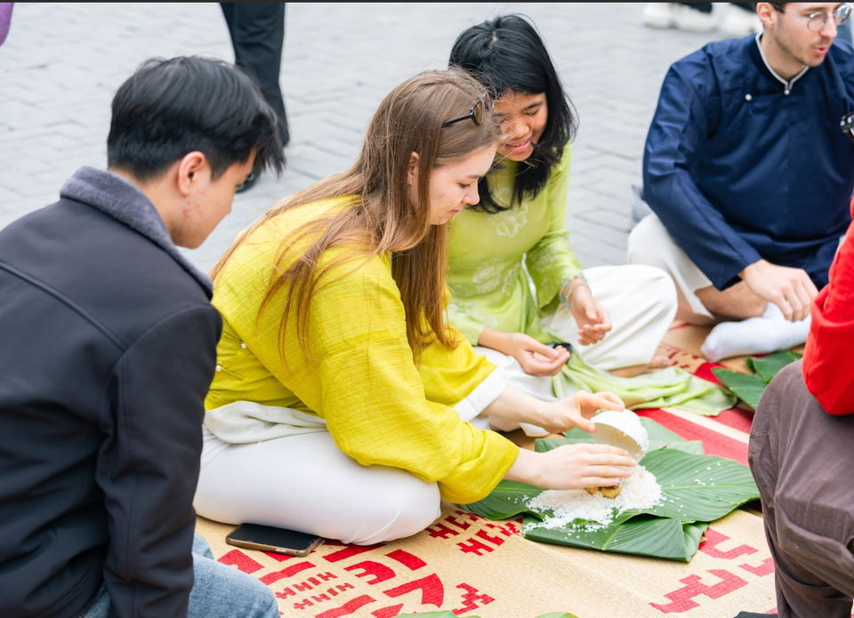 Gói bánh chưng luôn là một trong những thử thách với các sinh viên quốc tế. (Ảnh: PV/Vietnam+)