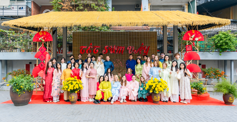 Theo lãnh đạo Trường Đại học Ngoại thương, việc tổ chức trải nghiệm Tết không chỉ giúp sinh viên quốc tế hiểu hơn về đất nước, con người, văn hóa Việt mà còn là cách để các em hòa nhập tốt hơn với môi trường học tập tại đây, tăng sự kết nối với bạn bè, thầy cô và nhà trường. (Ảnh: PV/Vietnam+)