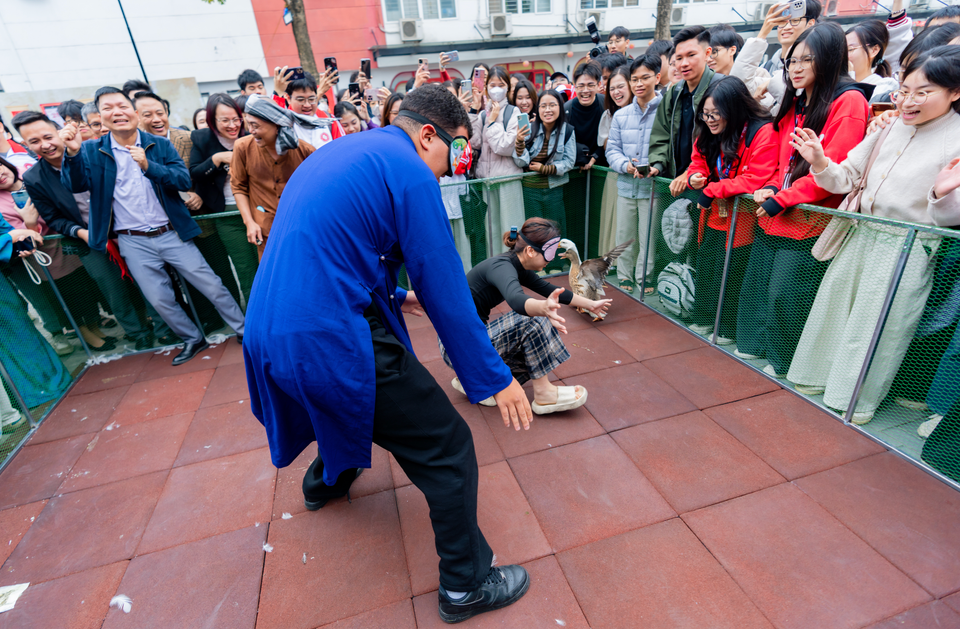 Khu vực thu hút đông đảo sinh viên nhất là trò chơi bịt mắt bắt vịt. (Ảnh: PV/Vietnam+)