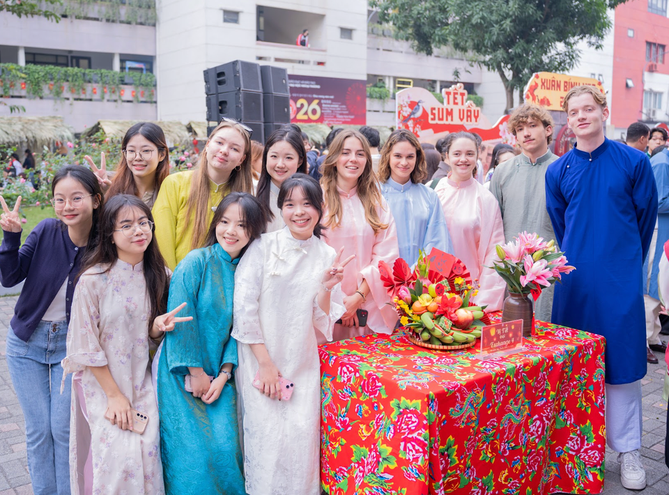 Các sinh viên quốc tế cùng nhau chụp ảnh lưu niệm với sản phẩm của mình. Với các em, đây thực sự là trải nghiệm rất thú vị. (Ảnh: PV/Vietnam+)