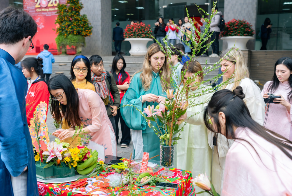 Trong trang phục áo dài, các sinh viên cùng trổ tài thi cắm hoa và bày mâm ngũ quả theo phong tục Việt Nam... (Ảnh: PV/Vietnam+)