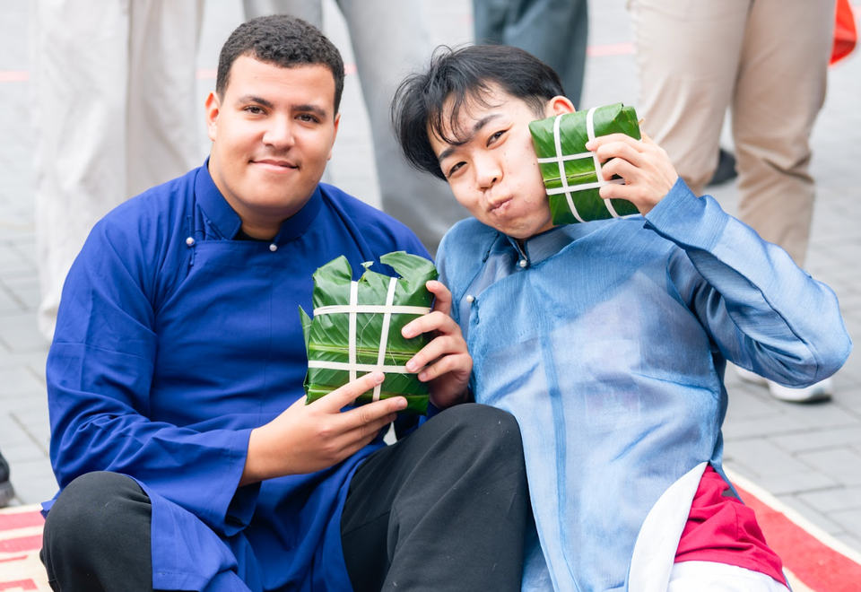 Các sinh viên hào hứng khoe thành phẩm. (Ảnh: PV/Vietnam+)