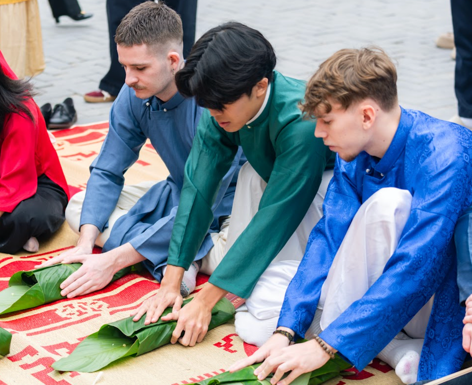 Nhiều sinh viên cho biết để gói được bánh chưng là không hề dễ dàng. (Ảnh: PV/Vietnam+)