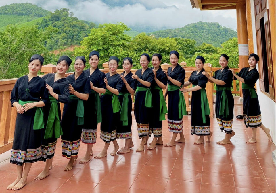 Lo Thị Bảo Vy (đứng đầu tiên) trong hoạt động nghiệm thu mồ hình Câu lạc bộ bảo tồn văn hoá dân tộc Ơ Đu. (Ảnh: NVCC)