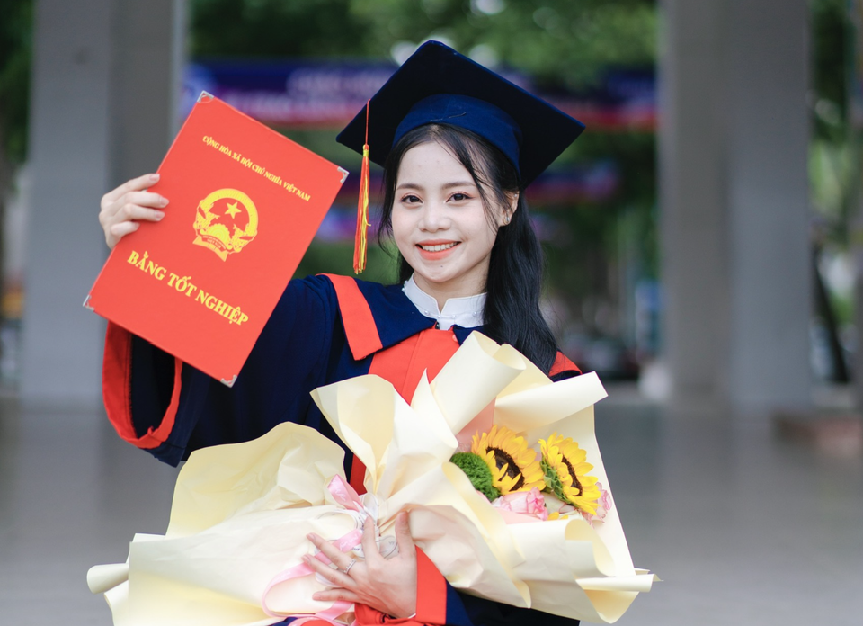 Lựa chọn nghề sư phạm, Lò Thị Bảo Vy cho biết đây là ước mơ từ nhỏ, cũng là con đường để có thể tiếp tục giúp những em nhỏ vùng cao vươn lên, hướng đến tương lai tươi sáng hơn. (Ảnh: NVCC)