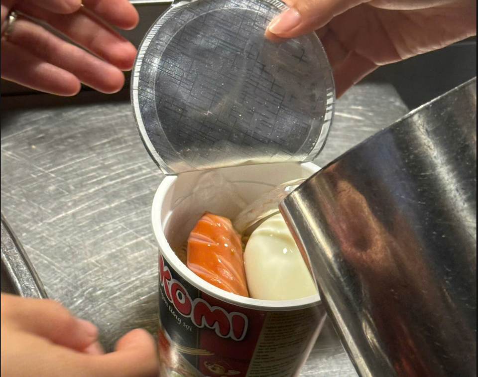 Bữa tối đơn giản nhưng đảm bảo dinh dưỡng cho học sinh. (Ảnh: PV/Vietnam+)