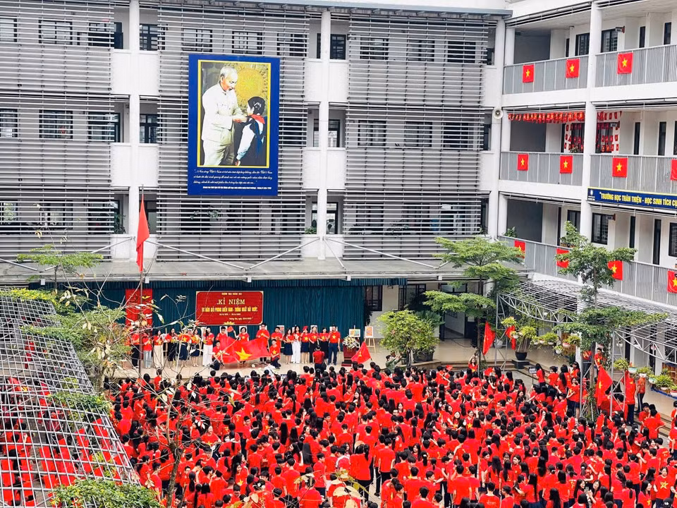 Sáng nay, ngày 28/4, thầy trò Trường Trung học cơ sở Hoàng Mai đã long trọng kỷ niệm 50 năm Ngày Giải phóng miền Nam, thống nhất đất nước, hướng tới ngày hội non sông 30/4/1975-30/4/2025. Cả sân trường nhuộm trong sắc đỏ rực rỡ, đầy khí thế và tự hào. (Ảnh: PV/Vietnam+)