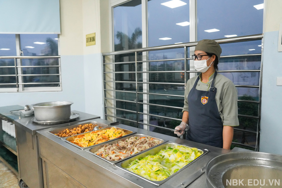 Nhà trường đã chuẩn bị thực phẩm và nhà bếp sẽ nấu ăn tối cho các học sinh ở lại trường. (Ảnh: Nhà trường cung cấp/Vietnam+)