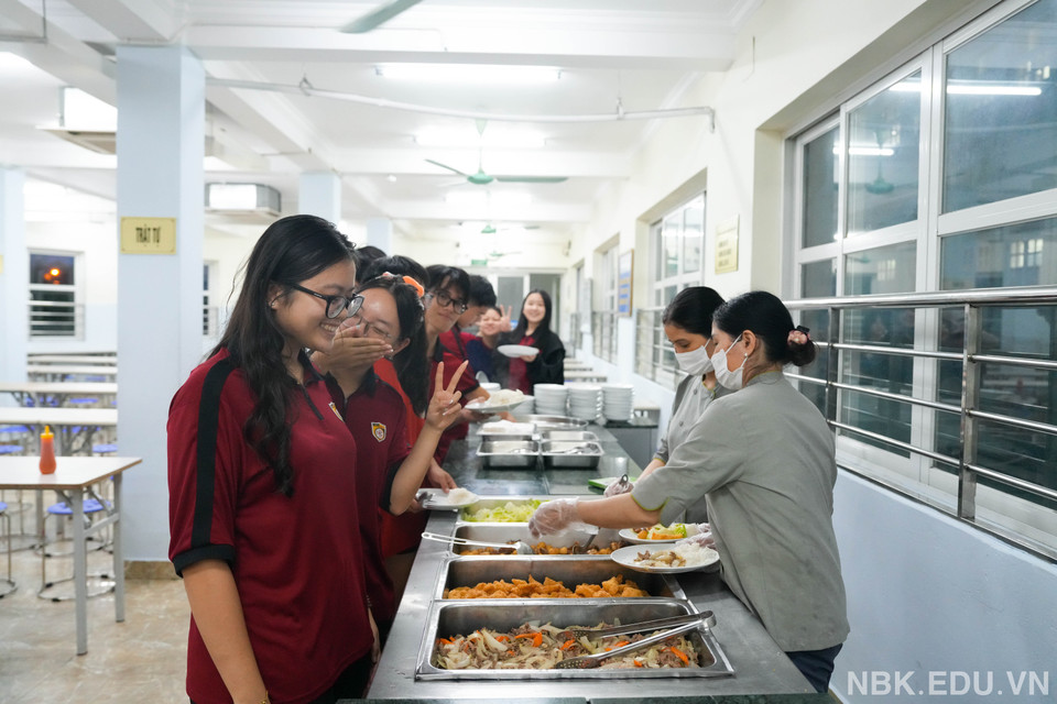 Các em học sinh ăn bữa tối tại trường. (Ảnh: Nhà trường cung cấp/Vietnam+)