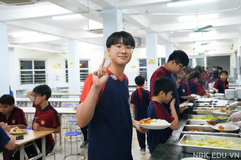 Các em học sinh ăn bữa tối tại trường. (Ảnh: Nhà trường cung cấp/Vietnam+)