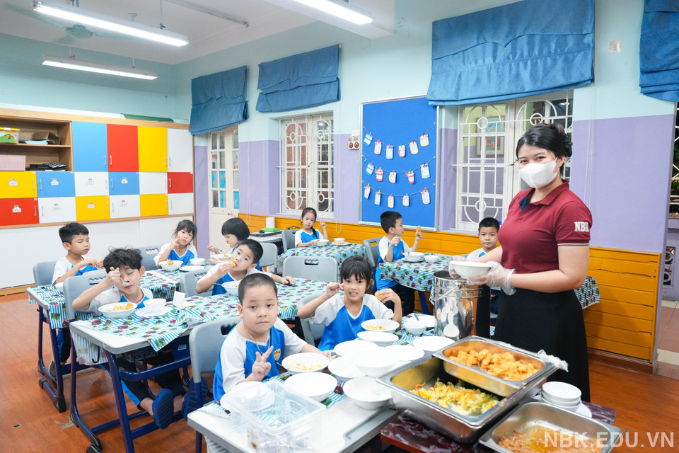 Các em học sinh ăn bữa tối tại trường. (Ảnh: Nhà trường cung cấp/Vietnam+)