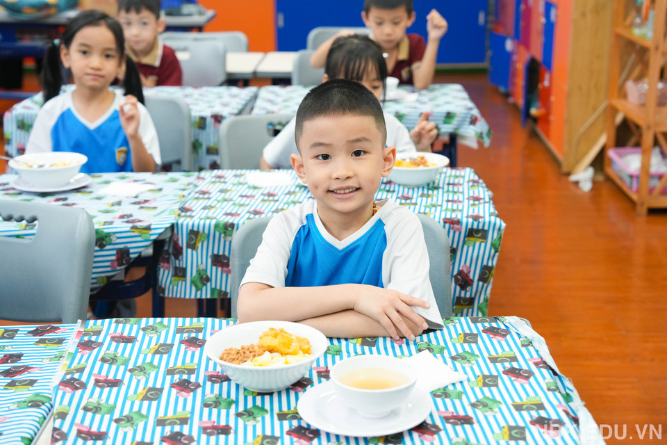 Các em học sinh ăn bữa tối tại trường. (Ảnh: Nhà trường cung cấp/Vietnam+)