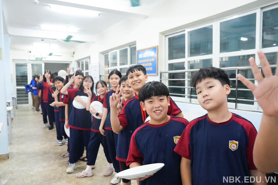 Trường Nguyễn Bỉnh Khiêm cũng tổ chức cho học sinh ăn bữa tối và ở lại trường khi ô tô đưa đón học sinh của trường không thể hoạt động vì mưa bão và phụ huynh cũng chưa thể đến đón con. (Ảnh: Nhà trường cung cấp/Vietnam+)