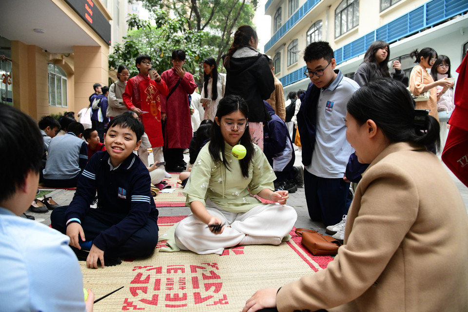 Các em thử sức với trò chơi chuyền - trò chơi quen thuộc với nhiều thế hệ trẻ em Việt Nam. (Ảnh: PV/Vietnam+)