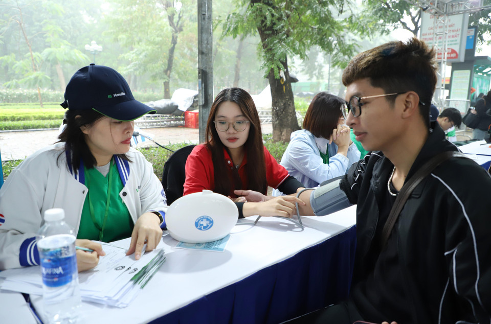 Tại sự kiện, người dân được tầm soát vi khuẩn HP – yếu tố nguy cơ hàng đầu gây các bệnh lý dạ dày, đồng thời được sàng lọc ung thư đường tiêu hóa đối với các trường hợp có dấu hiệu bất thường. Bên cạnh đó, chương trình còn triển khai nhiều hạng mục khám và cận lâm sàng như: khám nội tổng quát, khám chuyên khoa, siêu âm bụng tổng quát, điện tim, X-quang phổi, xét nghiệm đường huyết, mỡ máu, axit uric… (Ảnh: PV/Vietnam+)