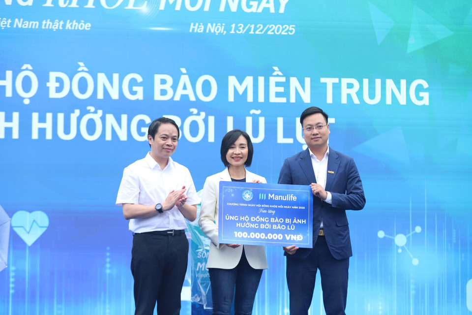 Trong khuôn khổ sự kiện, ban tổ chức cũng đã trao 100 triệu đồng ủng hộ đồng bào miền Trung bị ảnh hưởng bởi bão lũ thông qua Ủy ban Mặt trận Tổ quốc thành phố Hà Nội; trao tặng Thành đoàn Hà Nội 1.000 suất thuốc và vật tư y tế và 31,4 triệu đồng trang thiết bị y tế phục vụ công tác khám, chữa bệnh tình nguyện cho thanh niên và người dân. (Ảnh: PV/Vietnam+)