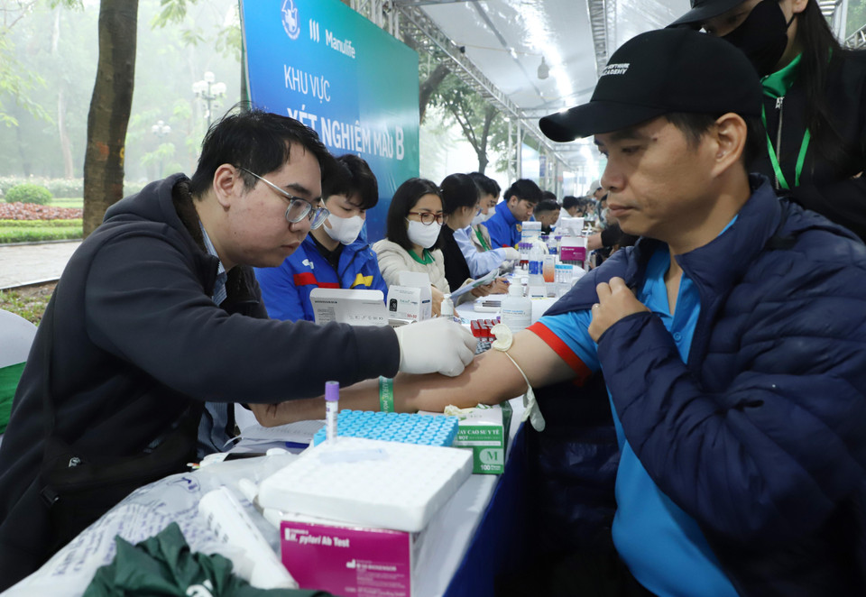 Chương trình do Hội Thầy thuốc Trẻ Việt Nam (thuộc Hội Liên hiệp Thanh niên Việt Nam) phối hợp với các bệnh viện tuyến trung ương và địa phương triển khai. Đây là hoạt động cộng đồng thiết thực chào mừng Đại hội Đại biểu toàn quốc Hội Thầy thuốc trẻ Việt Nam lần thứ V, nhiệm kỳ 2025-2030, hướng tới mục tiêu nâng cao chất lượng chăm sóc sức khỏe Nhân dân, đặc biệt trong bối cảnh nhiều bệnh lý mạn tính và ung thư đang có xu hướng trẻ hóa. (Ảnh: PV/Vietnam+)