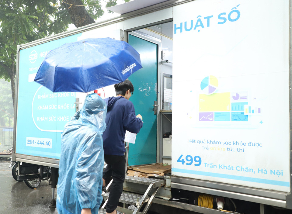 Người dân chụp X-quang tại chương trình. (Ảnh: PV/Vietnam+)