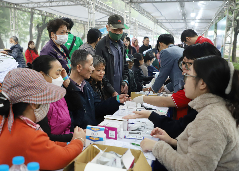 Người dân được cấp phát thuốc tại sự kiện. (Ảnh: PV/Vietnam+)