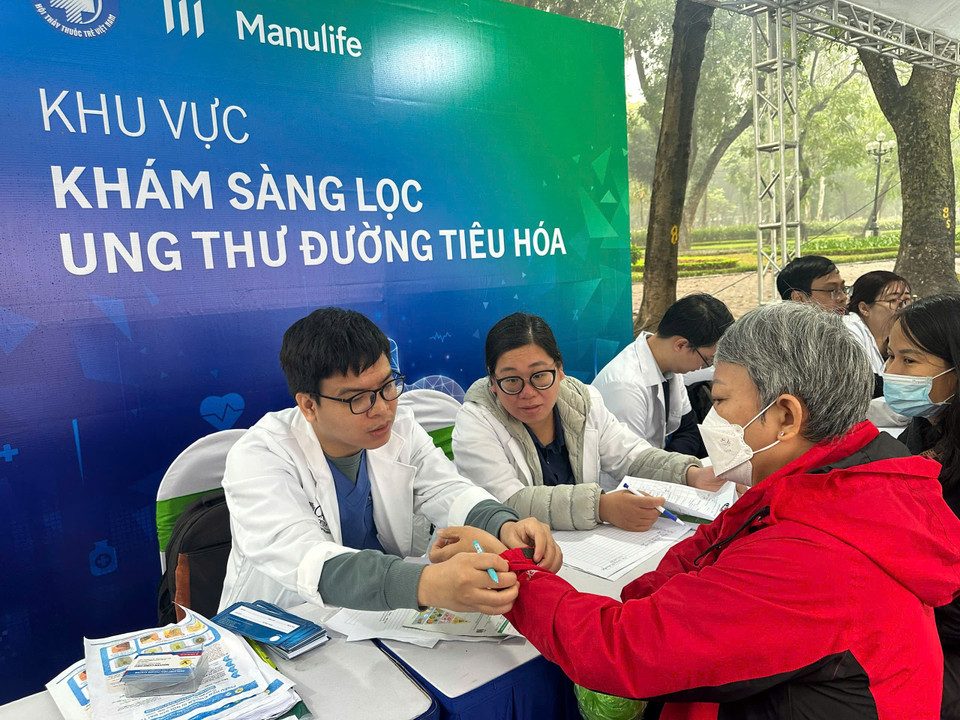 Sáng nay, 13/12, trong Chương trình “Sống khỏe mỗi ngày – Vì một Việt Nam thật khỏe 2025”, không gian phố đi bộ phố Trần Nhân Tông (Hà Nội) đã trở thành một “phòng khám đặc biệt” – nơi 3.000 người dân được tiếp cận dịch vụ y tế chất lượng và hoàn toàn miễn phí, góp phần lan tỏa thông điệp chăm sóc sức khỏe chủ động, khám định kỳ hàng năm. Đây cũng là chương trình khám cộng đồng lớn nhất tại thủ đô Hà Nội trong năm 2025. (Ảnh: PV/Vietnam+)