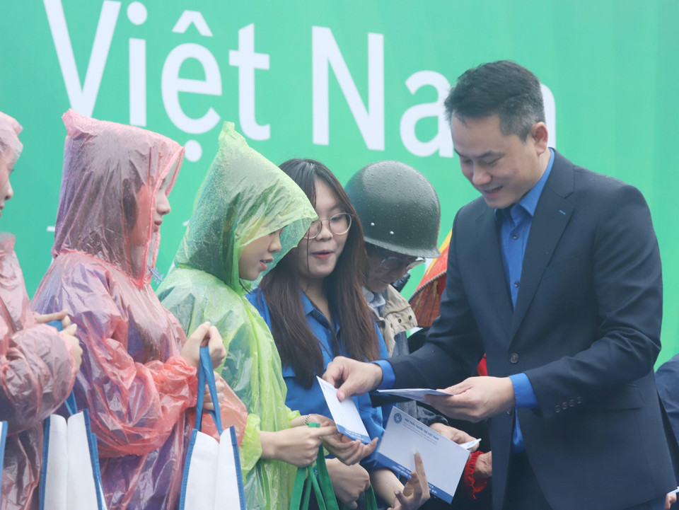 Ban tổ chức cũng trao 20 phần quà cho các hộ dân có hoàn cảnh khó khăn trên địa bàn, góp phần lan tỏa tinh thần tương thân tương ái, trách nhiệm xã hội của doanh nghiệp và đội ngũ thầy thuốc trẻ. (Ảnh: PV/Vietnam+)