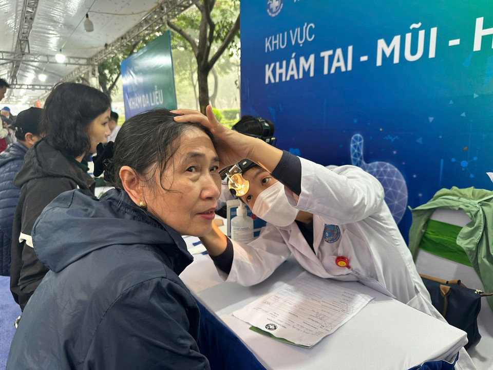 Theo thạc sỹ, dược sỹ Nguyễn Hữu Tú – Phó Chủ tịch Thường trực Hội Thầy thuốc Trẻ Việt Nam, qua nhiều năm triển khai, chương trình không chỉ dừng lại ở hoạt động khám sàng lọc mà còn góp phần thay đổi nhận thức và hành vi chăm sóc sức khỏe của người dân, đặc biệt là ý thức khám sức khỏe định kỳ hằng năm và điều chỉnh lối sống lành mạnh. (Ảnh: PV/Vietnam+)