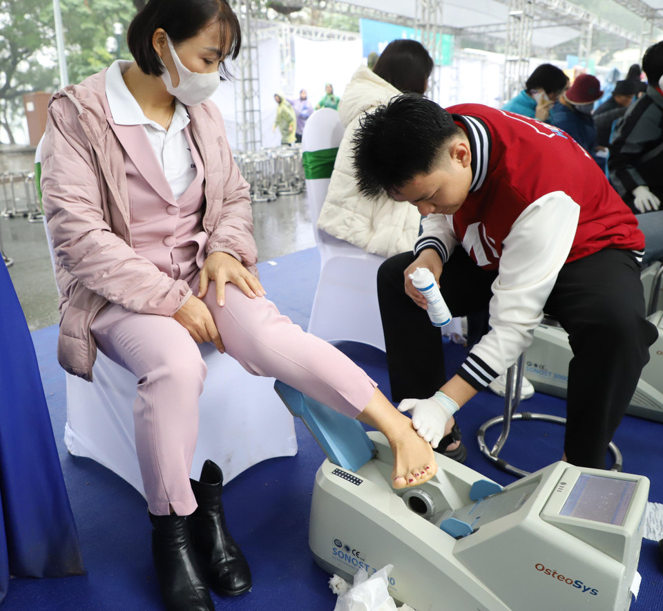 Bên cạnh các ngày hội khám sức khỏe, chiến dịch còn bao gồm chuỗi hoạt động truyền thông, giáo dục sức khỏe tại các trung tâm thương mại lớn, tăng cường quảng bá việc sử dụng AI y tế cho sàng lọc ban đầu, cũng như các sáng kiến khuyến khích thói quen ăn uống an toàn, góp phần xây dựng một cộng đồng chủ động – bền bỉ – khỏe mạnh vì tương lai phát triển của đất nước. (Ảnh: PV/Vietnam+)