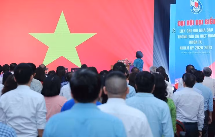 Các đại biểu thực hiện nghi thức chào cờ. (Ảnh: Hoài Nam/Vietnam+)