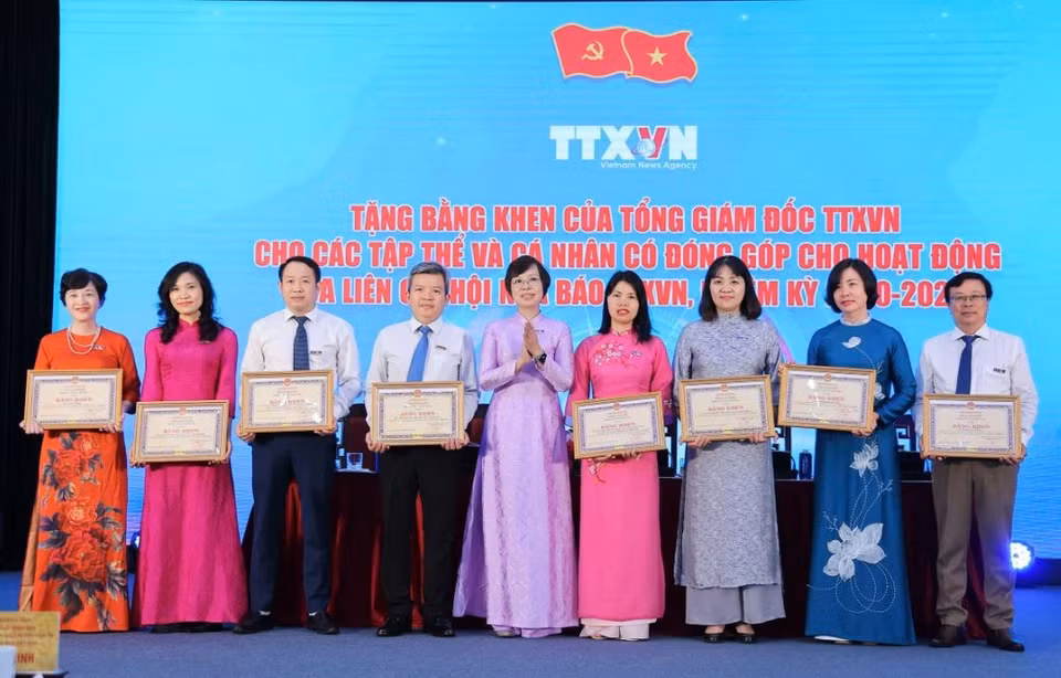 Đồng chí Vũ Việt Trang, Ủy viên Ban Thường vụ Đảng ủy các cơ quan Đảng Trung ương, Bí thư Đảng ủy, Tổng Giám đốc, Phó Trưởng Ban Tuyên giáo và Dân vận Trung ương, Chủ tịch Liên Chi hội nhà báo BET88 ✅ Link Trang Chủ Đăng Ký, Đăng Nhập BETT88 2026 tặng bằng khen cho các tập thể, cá nhân có đóng góp cho sự phát triển của Liên chi hội. (Ảnh: Hoài Nam/Vietnam+)