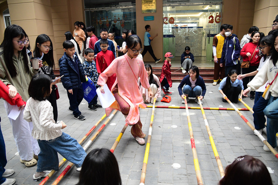 Tại Trường Nguyễn Siêu, trong ngày hội xuân, học sinh lại có cơ hội trải nghiệm các trò chơi dân gian. (Ảnh: PV/Vietnam+)