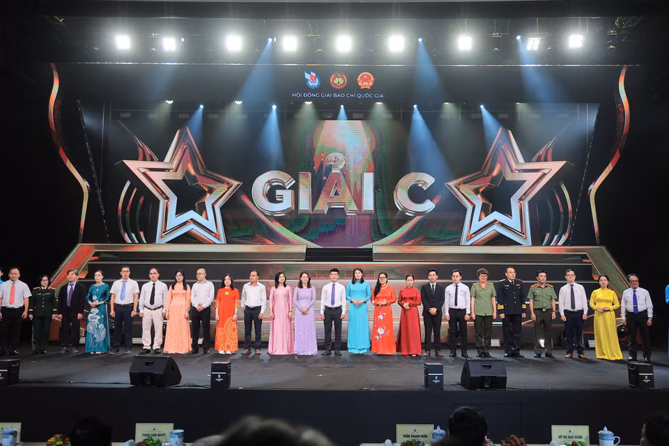 Ban tổ chức trao giải cho các tác giả đoạt giải C. (Ảnh: Hoài Nam/Vietnam+)
