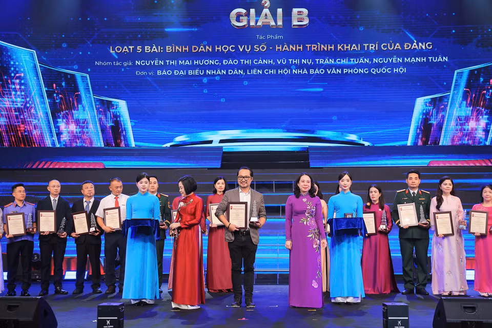 Ban tổ chức trao giải cho các tác giả đoạt giải B. (Ảnh: Hoài Nam/Vietnam+)