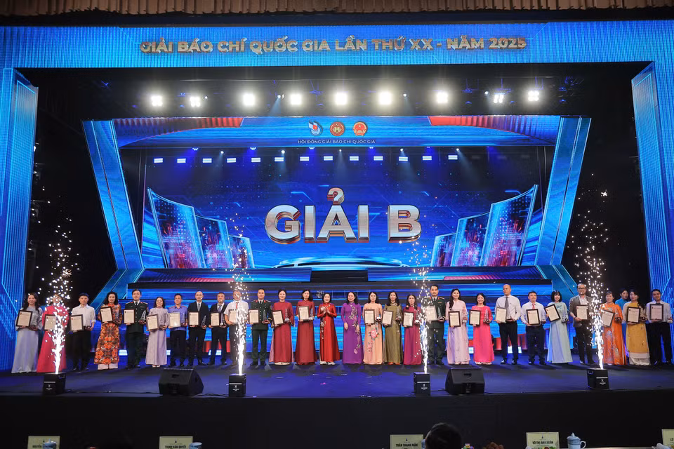 Ban tổ chức trao giải cho các tác giả đoạt giải B. (Ảnh: Hoài Nam/Vietnam+)