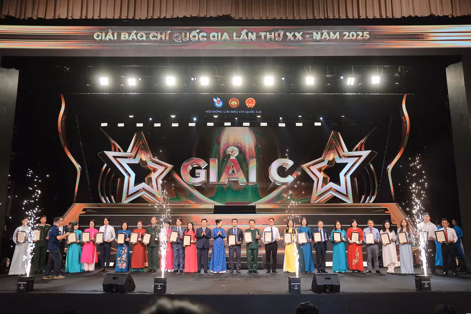 Ban tổ chức trao giải cho các tác giả đoạt giải C. (Ảnh: Hoài Nam/Vietnam+)