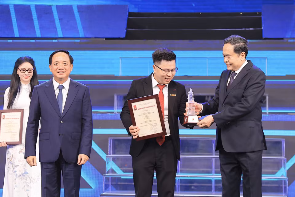 Nhà báo Võ Mạnh Hùng, Báo Điện tử VietnamPlus đại diện nhóm tác giải nhận giải A. (Ảnh: Hoài ﻿Nam/Vietnam+)
