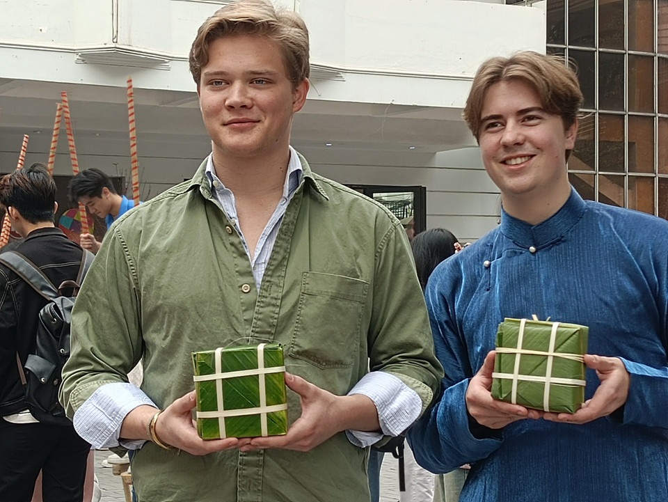 Hai sinh viên đến từ Đức hào hứng khoe thành quả... (Ảnh: PV/Vietnam+)