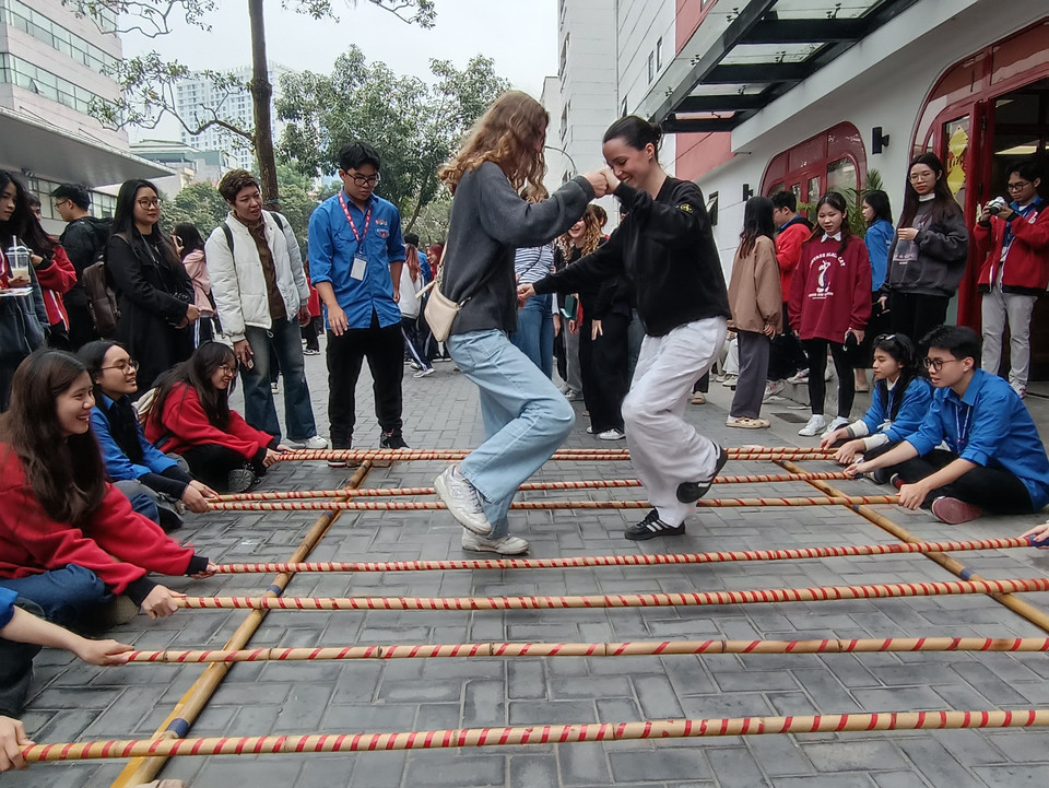 Chương trình sôi động với các trò chơi dân gian truyền thống. (Ảnh: PV/Vietnam+)