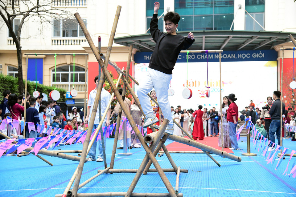 Đi cầu khỉ cũng là một trò chơi hấp dẫn học sinh khi đòi hỏi sự khéo léo, khả năng cân bằng tốt. (Ảnh: PV/Vietnam+)