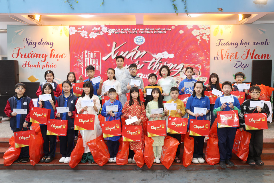 Trong chương trình, nhà trường cũng trao tặng các phần quà Tết cho học sinh có hoàn cảnh khó khăn. (Ảnh: PV/Vietnam+)