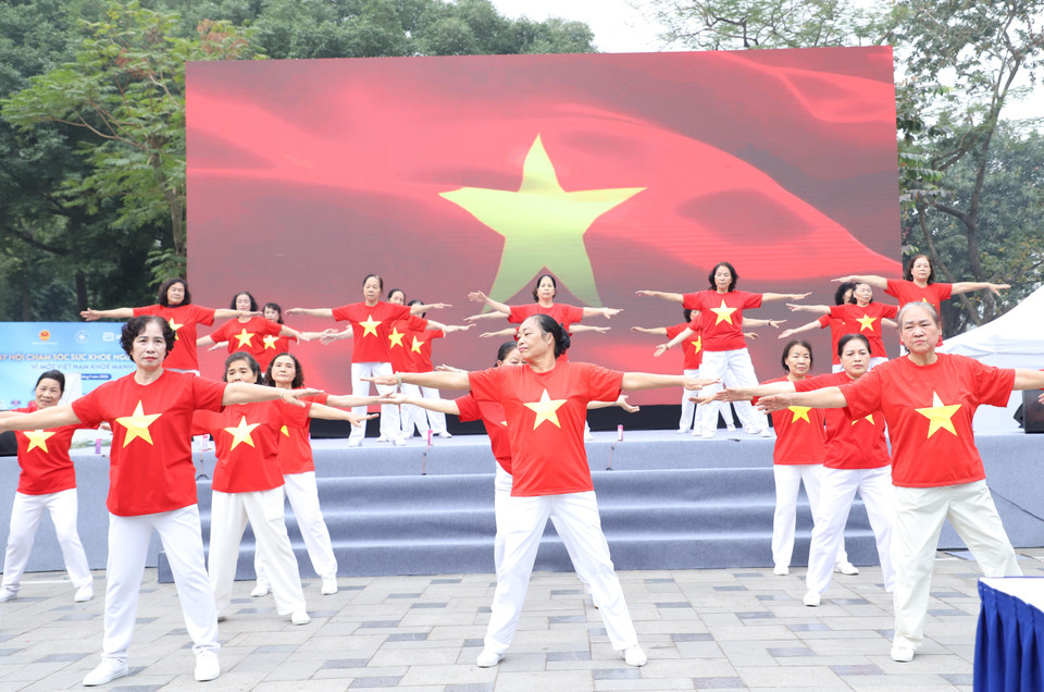 Bên cạnh đó, người cao tuổi cũng được tham gia nhiều hoạt động thể dục bổ ích, khuyến khích tinh thần chăm sóc sức khỏe thường xuyên, phòng bệnh từ xa. (Ảnh: PV/Vietnam+)