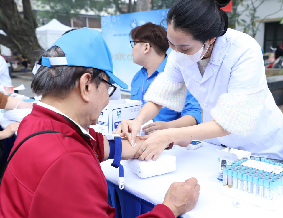 Khoảng 1.000 người cao tuổi đã được các thầy thuốc trẻ đến từ nhiều bệnh viện và cơ sở y tế tuyến Trung ương thăm khám, sàng lọc sức khoẻ, xét nghiệm tổng phân tích tế bào máu (18 chỉ số). (Ảnh: PV/Vietnam+)