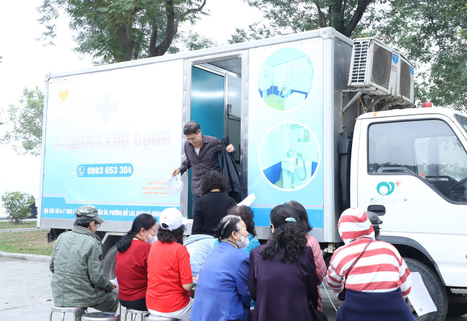 Người cao tuổi được thực hiện cận lâm sàng theo chỉ định của bác sỹ như siêu âm ổ bụng, điện tim, chụp X-quang phổi. (Ảnh: PV/Vietnam+)