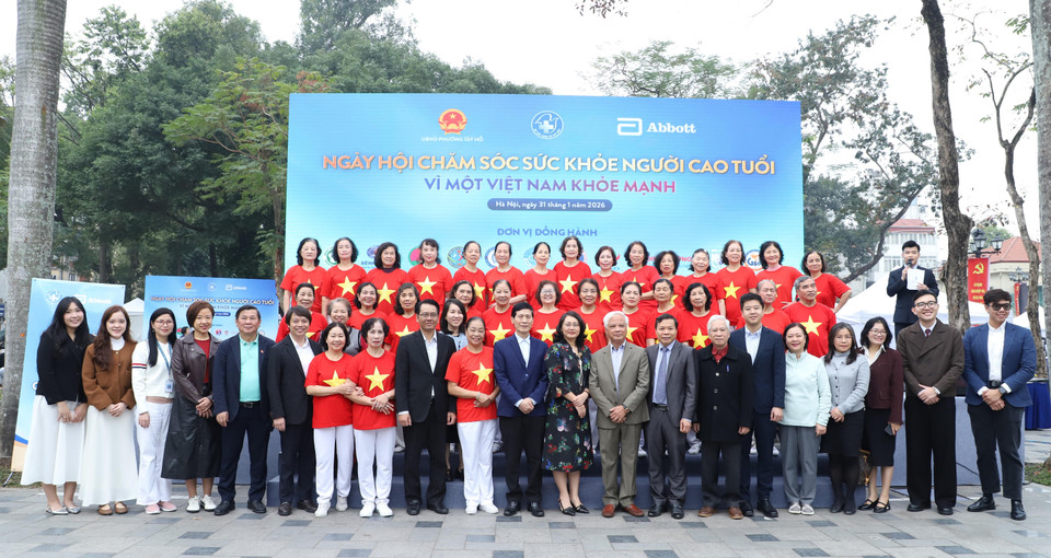 Đây cũng là hoạt động cụ thể của Hội Thầy thuốc trẻ Việt Nam nhằm thực hiện Nghị quyết 72-NQ/TW với định hướng rất rõ ràng về việc chuyển mạnh từ tư duy chữa bệnh sang chăm sóc sức khỏe, từ bị động sang chủ động, từ cá nhân sang cộng đồng. (Ảnh: PV/Vietnam+)