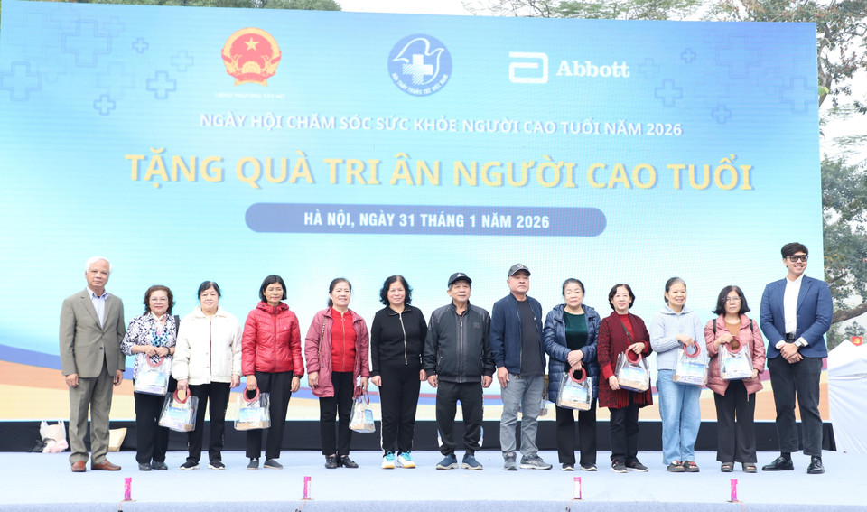 Ban tổ chức cũng gửi tặng 100 phần quà chúc Tết tới người cao tuổi tại địa phương. (Ảnh: PV/Vietnam+)