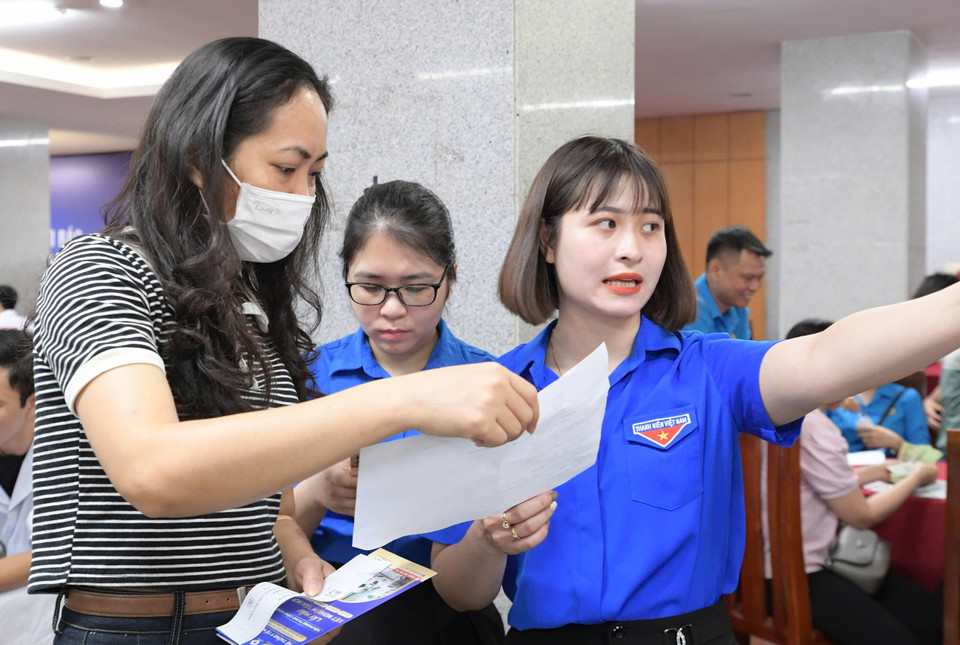 Các đội hình khám sẽ triển khai cài đặt và tư vấn qua app đối với người có nhu cầu chăm sóc sức khỏe từ xa, tiến hành tư vấn sức khỏe và dinh dưỡng cho người dân, tổ chức xây dựng hồ sơ khám bệnh điện tử, tiến hành nghiên cứu lấy ý kiến người dân để đánh giá tình trạng sức khỏe và tiến hành theo dõi, chăm sóc sức khỏe từ xa cho người dân. (Ảnh: PV/Vietnam+)