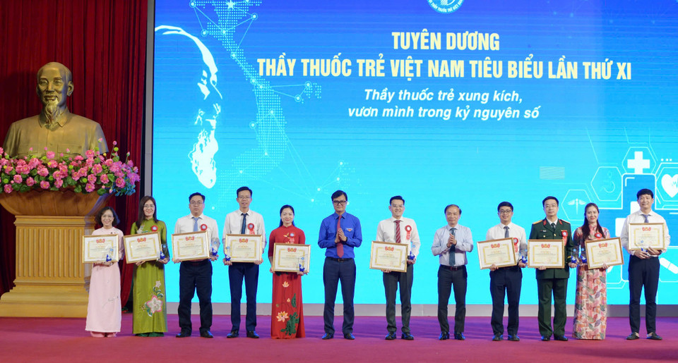 Cùng với lễ ra quân, Hội Thầy thuốc trẻ Việt Nam vinh danh 10 gương mặt Thầy thuốc trẻ Việt Nam tiêu biểu giai đoạn 2023-2024... (Ảnh: PV/Vietnam+)